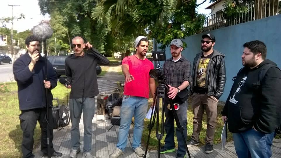 Equipe de filmagem reunida em locação, Academia Internacional de Cinema