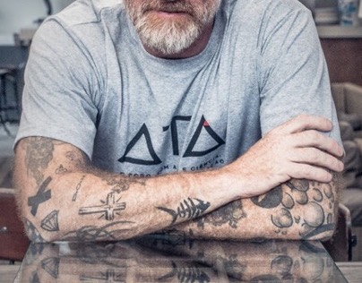 Alex Atala apoiado em mesa de vidro — ensaio para a Standart Magazine