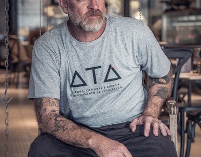 Alex Atala sentado no salão do restaurante — ensaio para a Standart Magazine