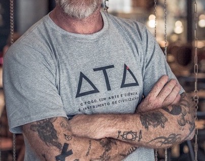 Alex Atala de braços cruzados — ensaio para a Standart Magazine